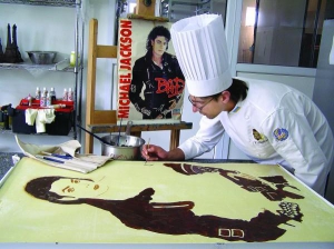 Ужгородский кондитер Валентин Штефаньо нарисовал портрет Майкла Джексона на шоколадном торте. Вес кондитерского изделия — почти 34 килограмма. Его выставили на продажу в супермаркете ”Дастор”