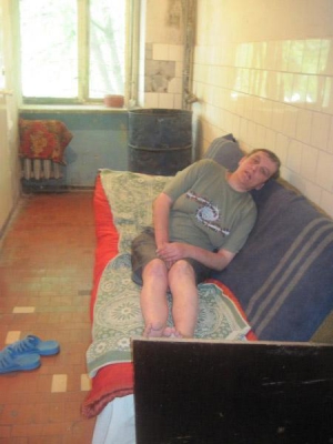 Вера Заставная сидит на диване возле туалета общежития №11 на улице Владимира Великого во Львове. Она более 20 лет прожила в комнате №16