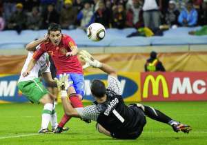 Нападающий сборной Испании Давид Вилья забивает единственный гол в игре с Португалией. Это его четвертый мяч на турнире