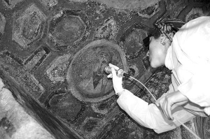 Реставратор расчищает фреску с изображением апостола Павла 