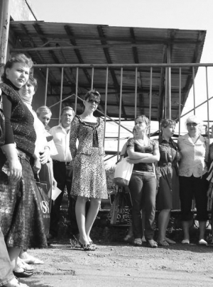 29 червня робітники Тульчинського хлібозаводу стоять під воротами свого підприємства. Через невиплату зарплати готові перекрити дорогу двом машинам, що розвозять хліб