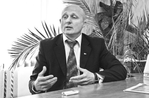 Віктор Качур став мером Немирова 2006 року. До того був головою правління товариства ”Автобусний парк” у Вінниці