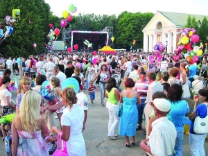 На День города на центральной площади Христиновки собрались более 20 000 зрителей. Из них почти половина приезжие
