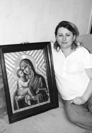 Тернополянка Марія Штроєвус молиться до ікони Богородиці усю вагітність. Жінка вірить, що це допоможе легко народити дитину 