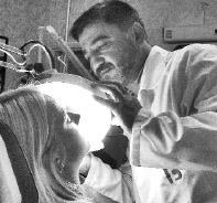 Лікар-косметолог Віктор Сашін видаляє лазером бородавку на шиї пацієнтки у приватній клініці ”Богдан” у селі Бірки піді Львовом. Процедура безболісна. Видалення бородавки чи папіломи коштує 90 гривень. У центрі надають медичну допомогу при хірургічних, гі