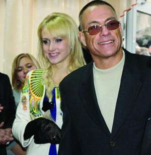 Американський актор Жан-Клод Ван Дамм зі своєю дівчиною Оленою Каверіною на вечірці у столичному розважальному центрі ”Арена”
