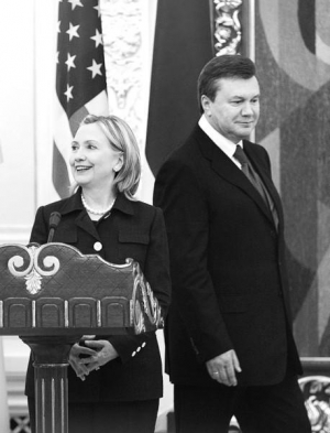 Госсекретарь США Хиллари Клинтон и президент Украины Виктор Янукович во время встречи 2 июля в Администрации президента в Киеве