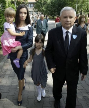4 липня кандидат у президенти Польщі Ярослав Качинський разом із донькою загиблого брата 30-річною Мартою та її дітьми йдуть голосувати на виборчу дільницю у Головній школі поліції у Варшаві