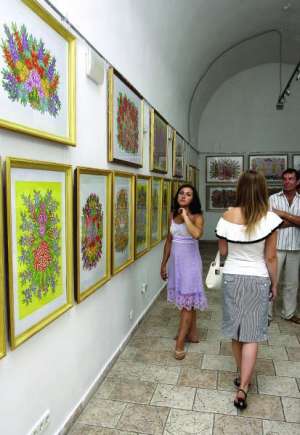 У столичному музеї Івана Гончара виставили 46 картин народної художниці Параски Хоми з села Чернятин на Прикарпатті. На полотнах птахи і квіти