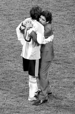 Дієго Марадона (праворуч) утішає лідера аргентинської збірної Ліонеля Мессі 