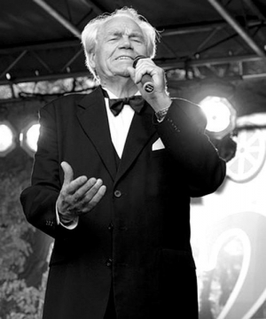 Певец Дмитрий Гнатюк выступает на сцене столичного дворца ”Украина” в марте 2008 года