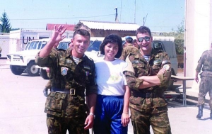 Киянин Ігор Крупник (праворуч) у хорватському місті Гліна у день від’їзду додому. Там він служив миротворцем 16 років тому