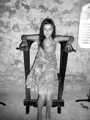 Посетительница комнаты пыток в Збаражском замке в Тернопольской области сидит в кресле ведьмы. В средневековье в нем пытали женщин, которых подозревали в колдовстве
