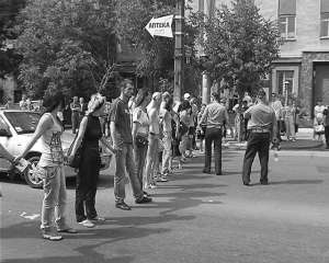 Около 40 человек на час перекрыли движение по улице Островского в Виннице. Это — родные задержанных, находящихся в следственном изоляторе. Те пожаловались, что их избили стражи порядка