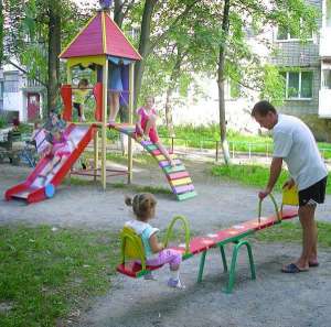 На детской площадке у дома №24 по улице Фрунзе в Виннице играются не только 35 детей этого дома. Приходят и из соседних дворов. В других домах также начали собирать деньги на покупку площадки