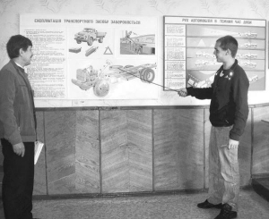 Во время урока ученик Золотоношского профессионального лицея рассказывает преподавателю Петру Приходько (слева) о строении грузового автомобиля
