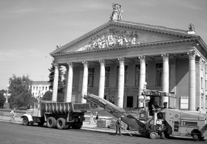 На Театральному майдані у центрі Тернополя знімають асфальт. Площу вимостять бруківкою трьох кольорів — гірчичного, червоного і коричневого