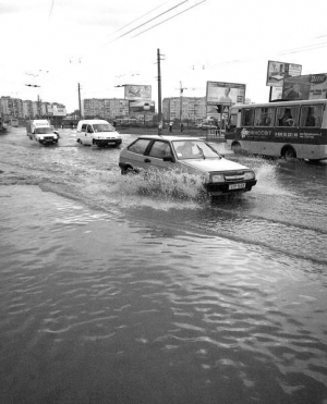 Микрорайон Каскад вдоль реки Быстрица в Ивано-Франковске затопило на прошлой неделе после дождей. Уровень воды на проезжей части поднялся на полметра