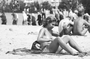 Дівчина маститься кремом для засмаги на столичному пляжі. Лікарі рекомендують наносити засоби перед виходом на сонце та після кожного купання