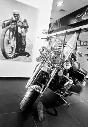 Самый дорогой мотоцикл в салоне на столичном проспекте Победы - "Харли-Дэвидсон Роуд Кинг". Стоит 42 000 евро. В США он не дороже 18 000 долларов