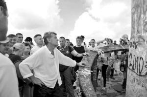 Экс-президент Виктор Ющенко на вершине горы Говерла  в Закарпатской области. С ним (в светлой рубашке) бывший руководитель Службы безопасности Валентин Наливайченко. Справа видна стела, которая помечает наивысшую точку Украины — 2061 метр над уровнем моря