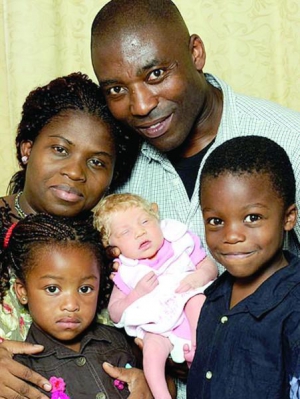 Подружжя Іхедборо зі своїми дітьми: дворічною Думебі (ліворуч внизу), чотирирічним Чісомом і новонародженою Нмачі