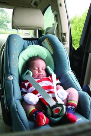 Син плавчихи Яни Клочкової Олександр спить у дитячому кріслі в джипі ”Audi Q7” з іменним номером ”ЯНА”