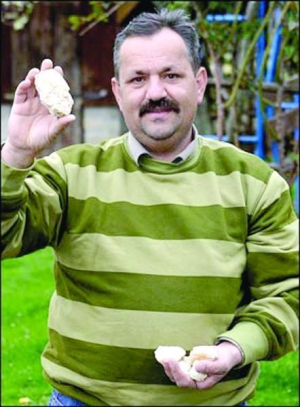 Босниец Радив Ладжич ежегодно собирает метеориты возле своего дома. Сейчас у него в коллекции таких пять. Один продал университету в Нидерландах