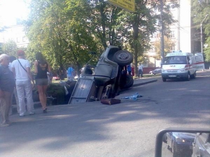 Грузовик ЗИЛ провалился в яму глубиной три и длиной семь метров во вторник утром. Это произошло на улице Фурманова в Днепропетровске