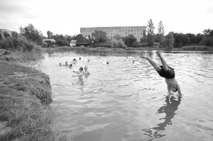 Львовяне отдыхают в парке ”Песчаные озера” в воскресенье, 18 июля. Купаться здесь запрещено — вода не соответствует санитарным нормам