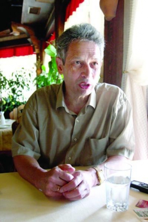 Екс-депутат Борис Беспалий у кафе в столичному парку Нивки. Говорить, що в оточенні президента Віктора Януковича нині придивляються до кандидатур наступного прем’єра