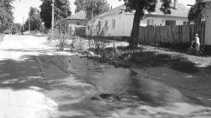 Поток нечистот течет по улице Пролетарской в райцентре Звенигородка на Черкасчине. Дыру в канализационной трубе коммунальщики заварили. Но она опять прорвала