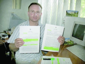 Фермер Ігор Дацків показує документи, які йому надіслали з обласної міліції. Ті визнали, що підлеглі діяли з порушеннями 