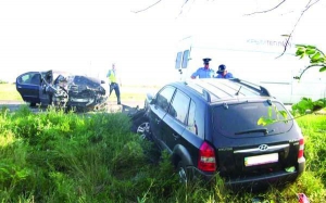 Джип ”Хюндай Туксон” стоїть на узбіччі дороги Херсон–Керч. Водій їхав у напрямку Криму, не встиг завершити обгін