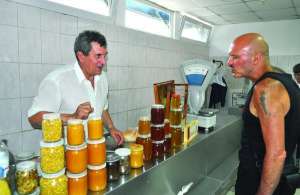 Пчеловод Николай Тименко торгует медом на Лукьяновском рынке столицы. Литровую банку продает за 100 гривен. За полчаса товаром заинтересовался один покупатель