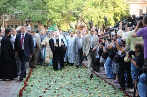 Патріарх Кирило йде застеленою трояндами доріжкою до Спасо-Преображенського кафедрального собору в Одесі. За кілька хвилин віряни розберуть квіти на згадку