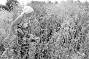 Тетяна Ткачук із села Тютюнники Вінницької області йде на поле, де росте отруйний борщівник. Через його запах вона постійно задихається