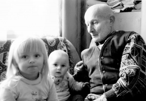 Степан Копистянский вместе с внуками дома, в селе Настасив под Тернополем. Фото из семейного архива, сделанное в 2009 году