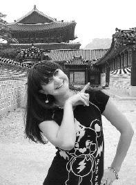 Студентка Олена Апайчева фотографується у середині фортеці Хуасон. Дівчина чотири місяці жила у Південній Кореї