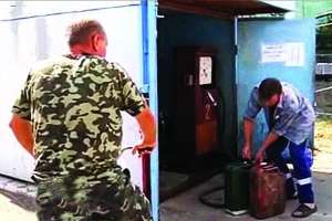 Предприниматель продает бензин из металлической, полуржавой будки в городе Бурынь Сумской области. К нему постоянно стоят очереди, потому что в радиусе 35 километров вторую неделю не работает ни одна автозаправка
