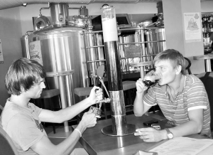 Киевляне Андрей (справа) и Максим заказали за 100 гривен ”метр пива”. Три литра пшеничного напитка подают в стеклянном цилиндре