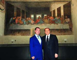 Дмитрий Медведев (слева) и Сильвио Берлускони позируют на фоне картины ”Тайная вечеря” Леонардо да Винчи. Искусствоведы говорят, картина начала осыпаться через 60 лет после того, как ее нарисовали в 1497-ом