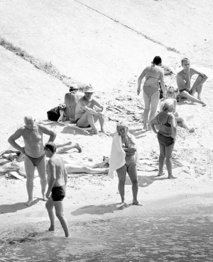 Киевляне отдыхают на бесплатном пляже ”Сансити” в Гидропарке в прошлую пятницу. Городская власть заверяет, что платить за подход к Днепру — незаконно