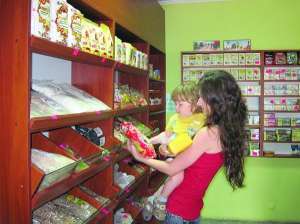 Вінничанка Анастасія Давилесьярова в магазині здорового харчування вибирає кукурудзяні палички сину Роману