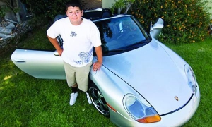 17-річний Стівен Ортіс стоїть біля автомобіля ”порше”, який виміняв через сайт ”Крейґсліст”. Каже, що не возить у ньому дівчат, бо поки жодна не подобається