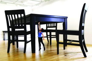 Работница шотландской Национальной галереи современного искусства подпрыгивает, чтобы притронуться к столу из инсталляции Роберта Терриена ”Стол и четыре стула”. Говорит, посетители по несколько раз возвращаются к этому экспонату