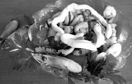 Мідії для салату замочують у воді з лавровим листям. Проварюють, нарізають шматками і змішують із рисом та майонезом