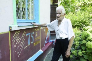 Колишній директор кінотеатру ”Київ” Клавдій Тацьков на своєму подвір&#39;ї у промисловому столичному районі ДВРЗ. На стіні будинку він написав ”Берлін. Май 9 День Победи”. До 1948-го служив у Німеччині