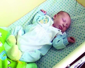 Дмитрий Рыжков с 10 дней будет в Харьковской областной детской больнице. Его мать Наталия говорит, что сын неплохо ест и понемногу набирает вес