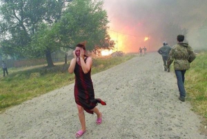 Жителька одного з сіл Виксинського району Нижегородської області дізналася, що її будинок згорів. Лісові пожежі в Росії охопили півмільйона гектарів. Ця територія становить понад половину нашої Буковини 